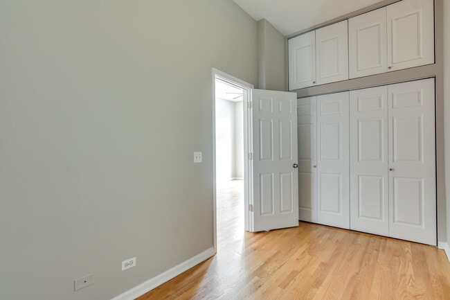 Building Photo - Huron 1347 W