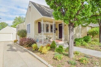 Building Photo - 724 40th St