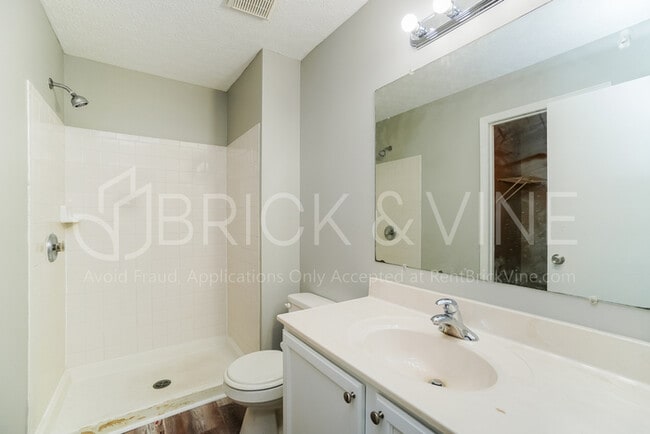 Building Photo - Home in Waltham Place w/ fenced yard & garage