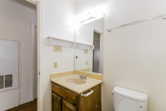 Building Photo - 323 W William Cannon Dr