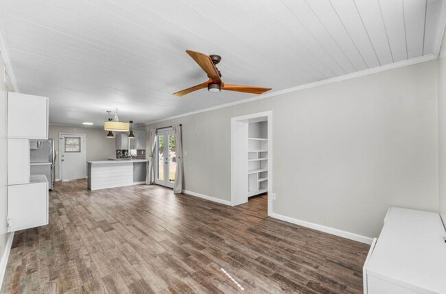 Building Photo - Charming 3-Bedroom Home in Pensacola!