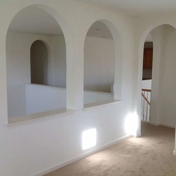 Building Photo - 814 Round Hill Dr