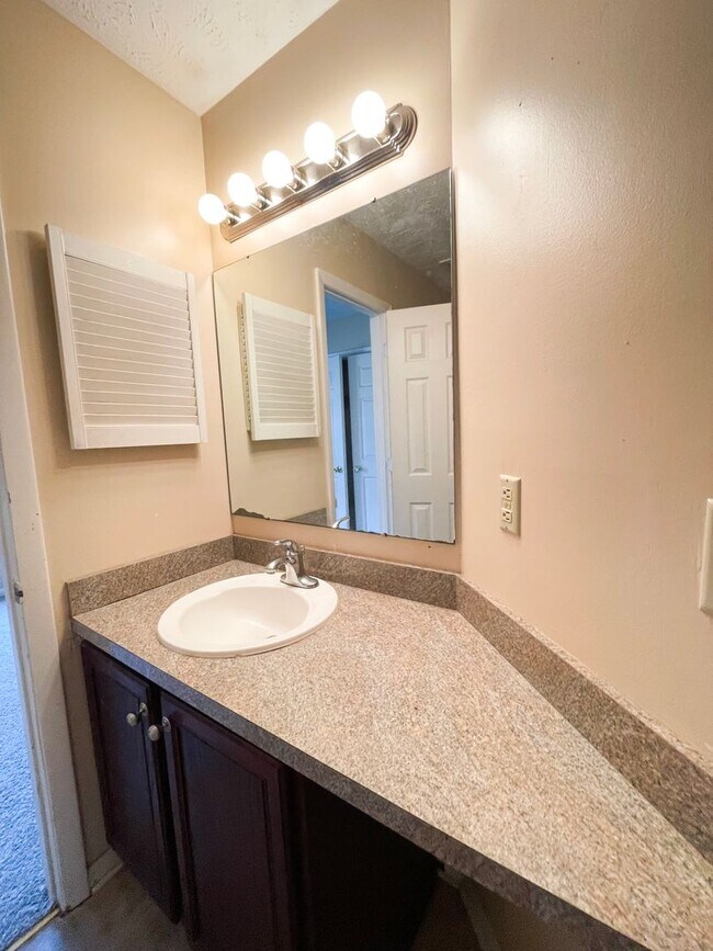 Building Photo - 2 Bedroom 2 Bathroom Condo