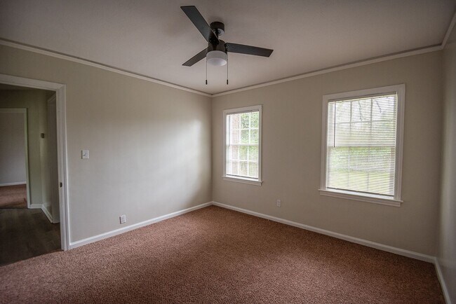 Building Photo - Beautiful home available today!