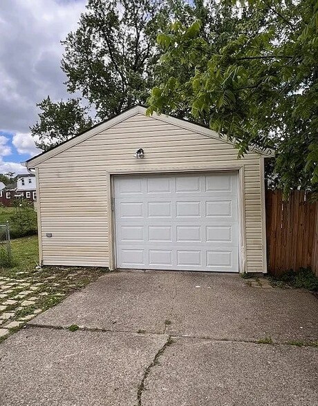 garage - 1340 Aberdeen Ave