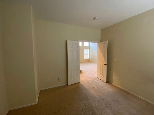 Building Photo - Beautiful & spacious home on an oversized ...