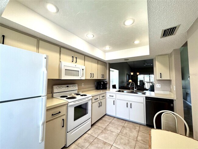 Building Photo - 4644 Weybridge St