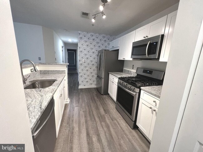 Building Photo - Beautiful 3 bedroom, 2 full bath condomini...