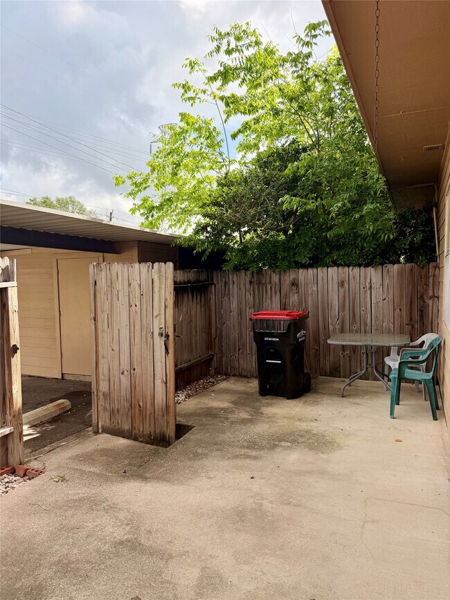 Building Photo - 7700 Creekbend Dr
