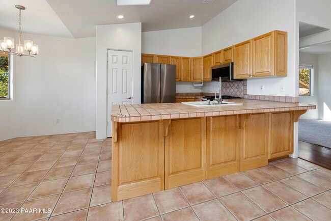Building Photo - 2049 Meadowbrook Rd