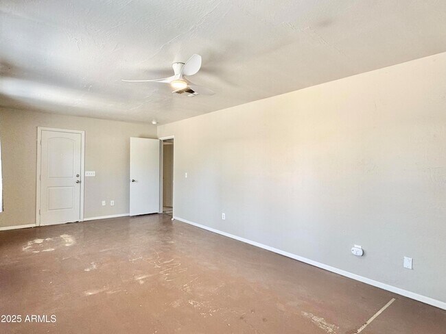 Building Photo - 731 W 12th Pl