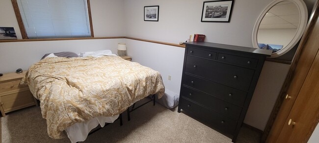 Building Photo - 3 Bedroom 2 Bath Home - Fully Furnished