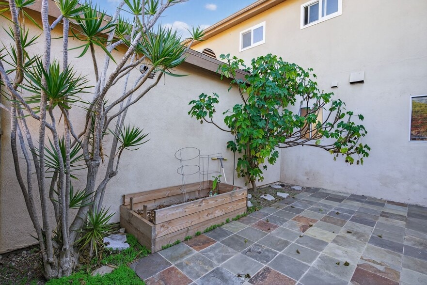 Building Photo - 2884 La Salle Ave