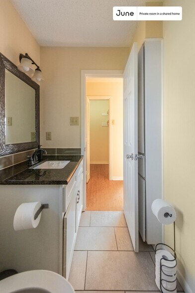 Building Photo - Room in Shared 4 bed/3 bath home