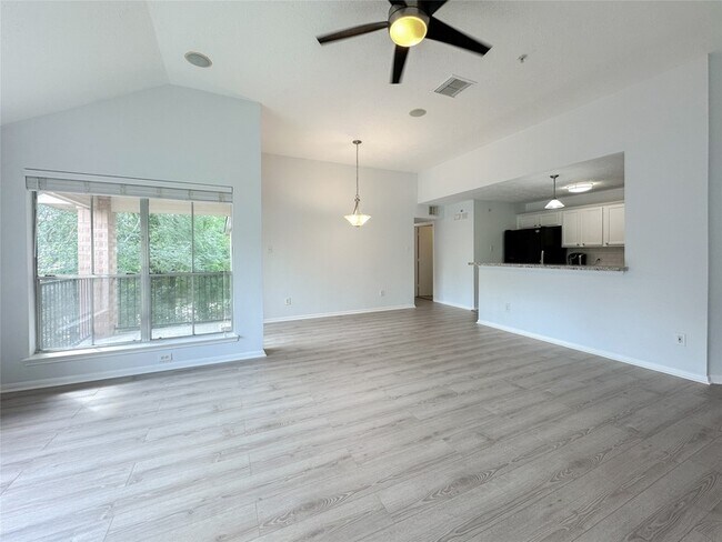 Building Photo - 8051 Bay Branch Dr