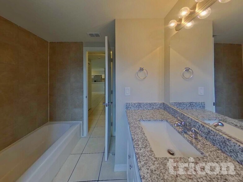 Building Photo - 5811 Oxford Dr