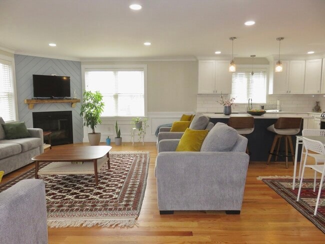 Building Photo - 32 Gale St