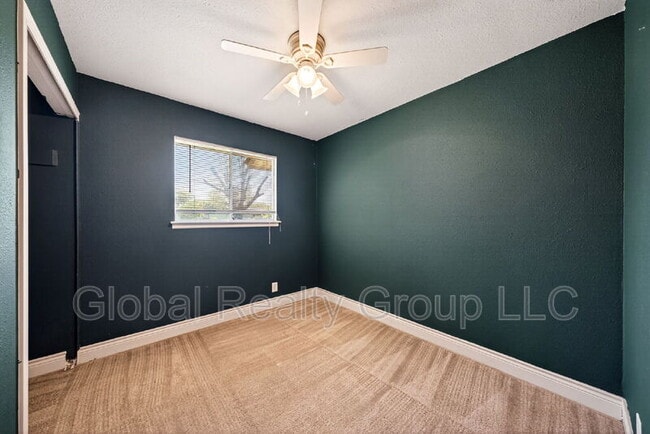 Building Photo - 517 Oak Dr