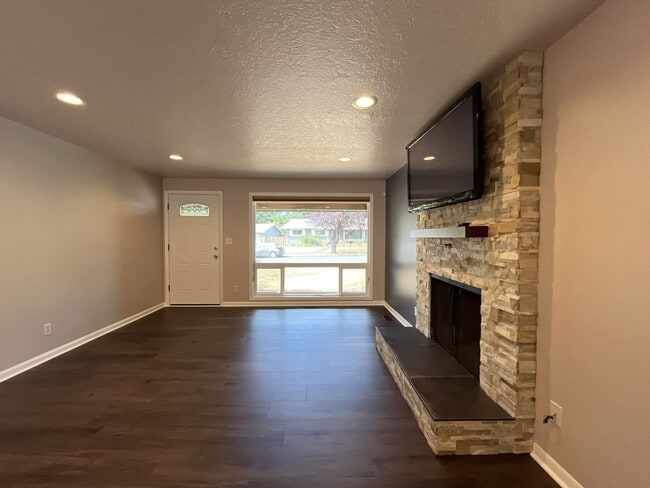 Building Photo - Charming Single-Level 3 Bedroom Home with Spacious Fenced Backyard, Landscaping Included & Great ...