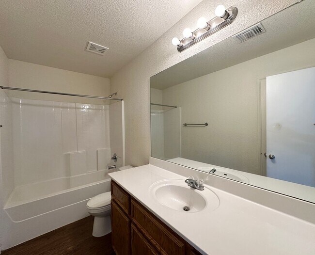 Building Photo - 901 Lasso Dr