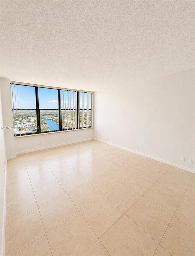Building Photo - 2500 Parkview Dr