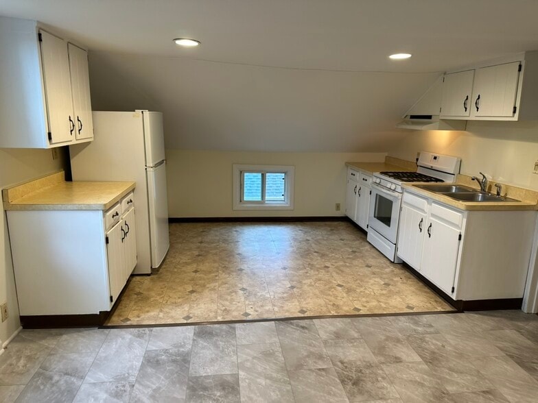 Kitchen with Appliances - 4056 Park Ave