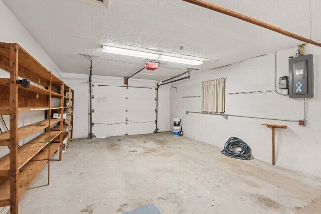 Building Photo - 4704 Queen Palm Dr