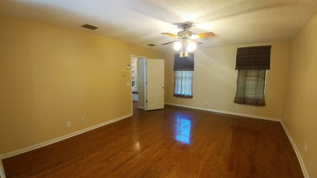 Building Photo - Large Executive Beauclerc Pool Home