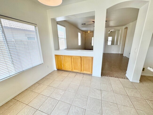 Building Photo - 4 Bedroom/2 Bath Single Level Home In Avondale! Golf Course Lot