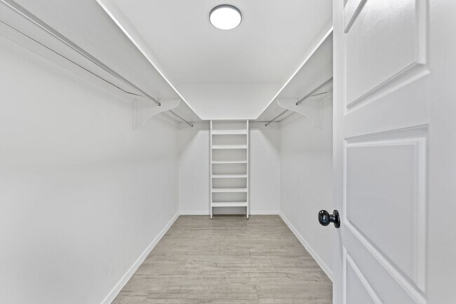 Building Photo - Chic, Bright, and Inviting - Welcome to Lark!