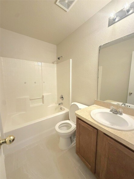 Building Photo - 715 Hallvale Dr