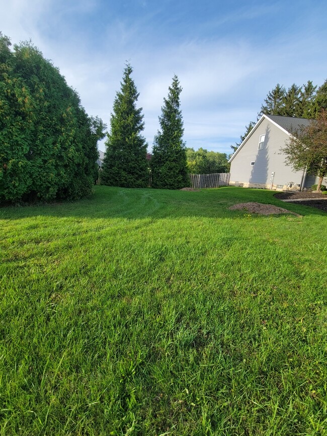 Building Photo - 6585 Grosse Dr