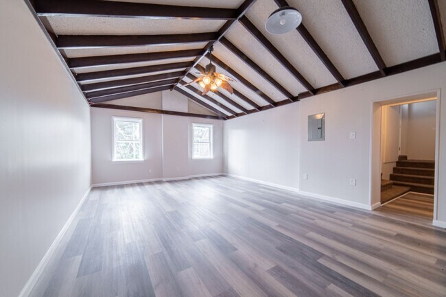 Building Photo - Spacious 2-Bedroom Apartment with Bonus Ro...