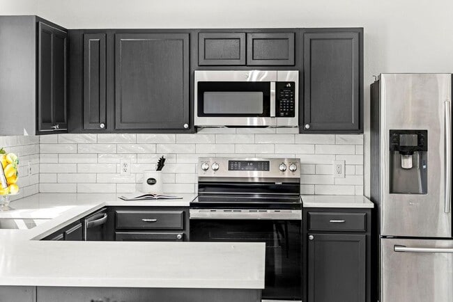 Building Photo - 525 Meadow Park Dr