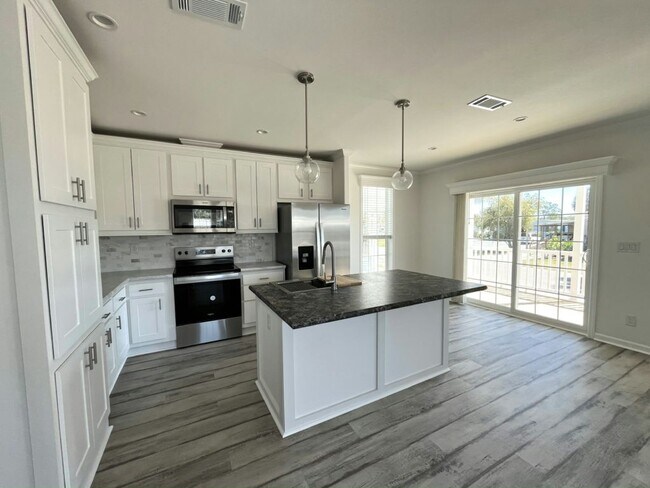 Primary Photo - 115 N Lake Dr