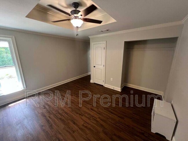 Building Photo - 13235 Country Park Ave