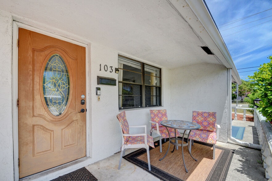 Building Photo - 103 SW 10th Ave