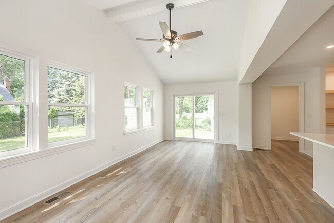 Building Photo - Four bedrooms/2.5 Baths Newly Remodeled Bay Village Home!