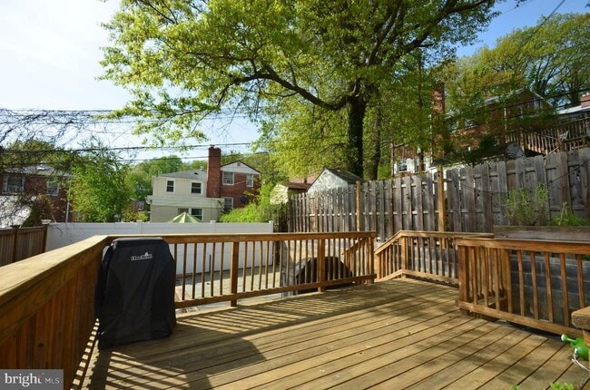 Building Photo - 3723 S Four Mile Run Dr