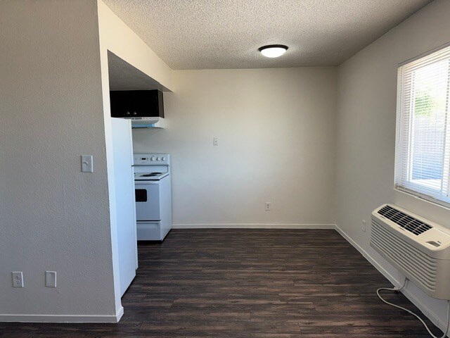 Building Photo - 2230 Dolly Ln