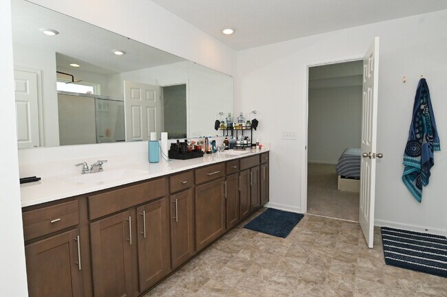 Building Photo - "Spacious 5-Bedroom Retreat with Luxurious Quartz Countertops & Fireplace on Deerberg Drive!"