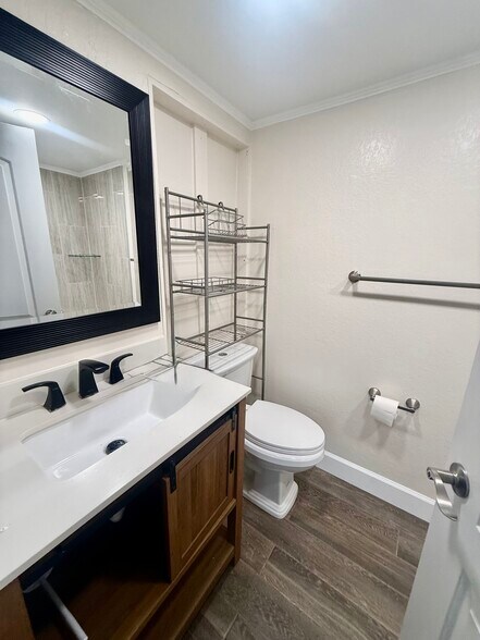 Building Photo - 100 61st St E