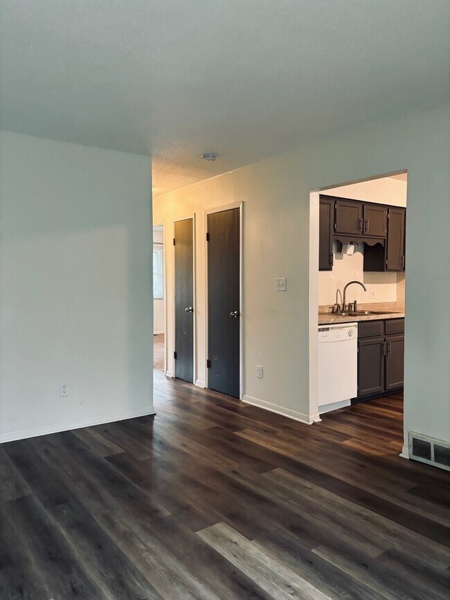 Building Photo - 935 Herold Ave