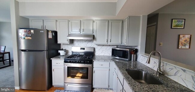 Building Photo - 665 Rose Hollow Dr