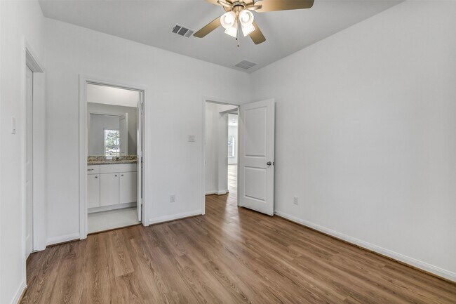 Building Photo - 13610 Pine Dr