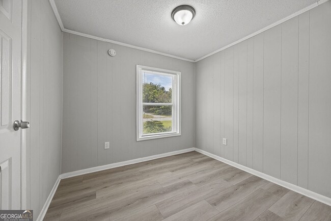 Building Photo - 2830 Village Green Dr
