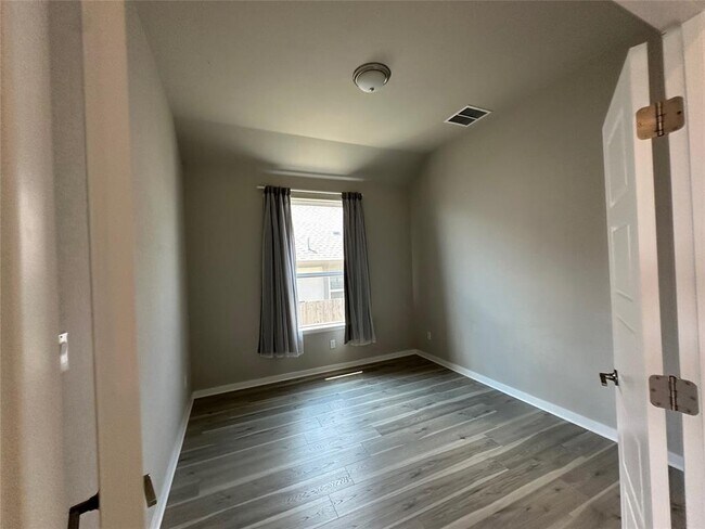Building Photo - 441 Saturnia Dr