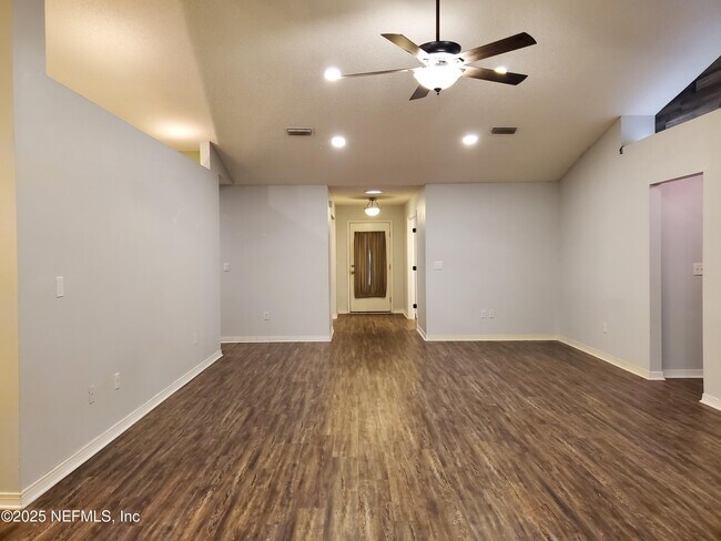 Building Photo - 2149 Pine Tree Ln