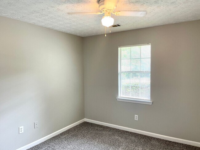 Building Photo - ONE MONTH FREEE! If you move in by Dec 1st