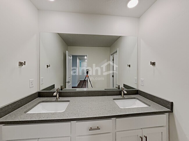 Building Photo - 6043 W Arranmore Dr